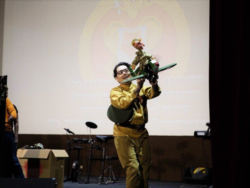 Артисты театра кукол Забайкалья покажут спектакли и споют песни пассажирам электрички накануне Дня Победы 